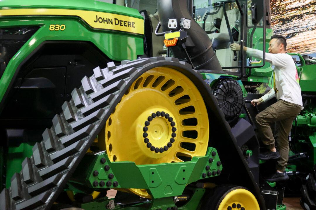 Deere Tops Earnings Estimates, Reaffirms Focus on US Manufacturing