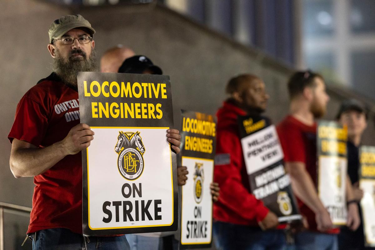 NJ Transit Rail Strike Enters Day 2 as Union, State Officials Continue Wage Talks
