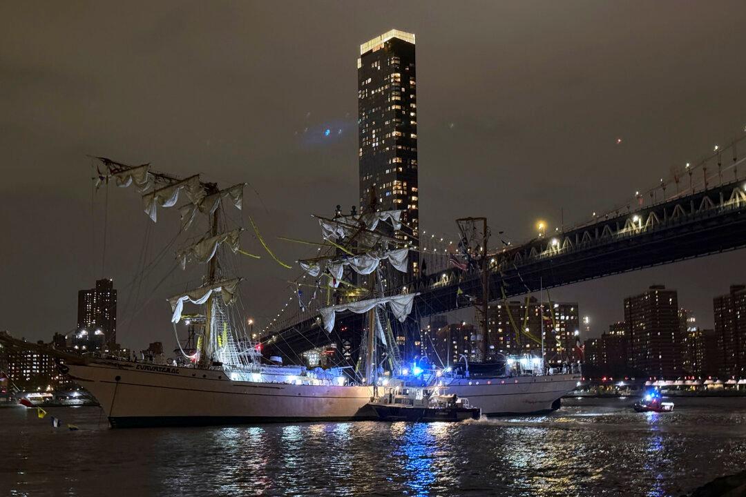 Mexican Navy Training Ship Crashes Into NYC’s Brooklyn Bridge, 2 Dead