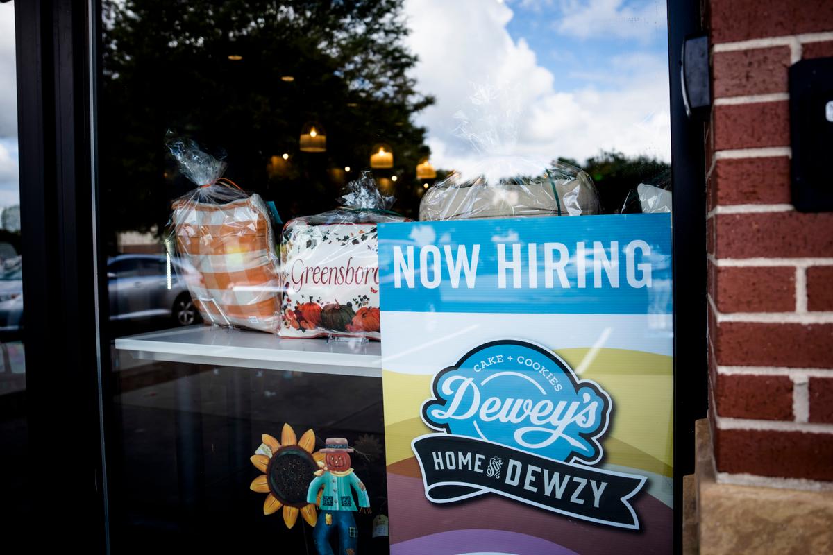 US Jobless Claims Slip to 4-Week Low, Signal Labor Market Strength thumbnail