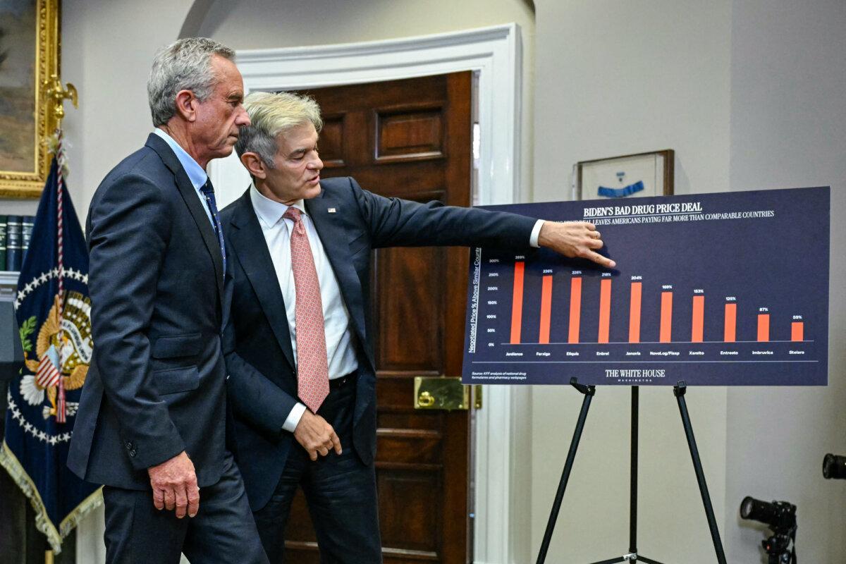 Duplicate Medicaid Enrollees Cost Taxpayers $14 Billion a Year: Report | USNN World News Health Secretary Robert F. Kennedy Jr. (L) and Dr. Mehmet Oz, administrator of the Centers for Medicare and Medicaid Services, chat before the start of a news conference at the White House on May 12, 2025. (Jim Watson/AFP via Getty Images)