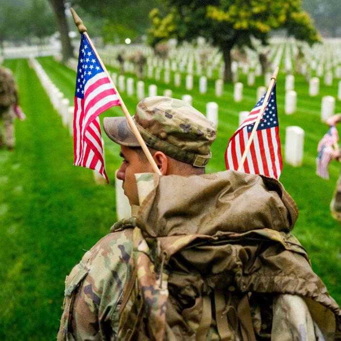 Day in Photos: Memorial Day Preparations, Plane Crash, and Renaissance Exhibition