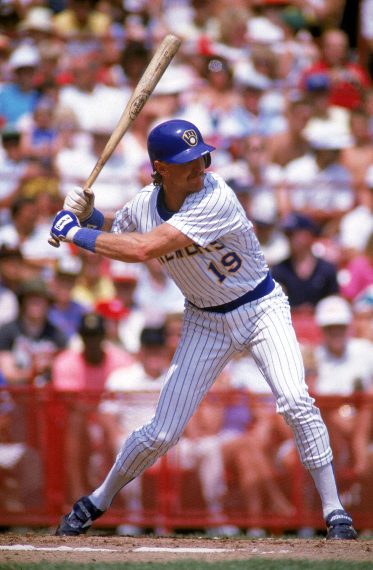 Robin Yount #19 of the Milwaukee Brewers bats during a game in the 1989 season at County Stadium in Milwaukee, Wis. (Jonathan Daniel/Getty Images)