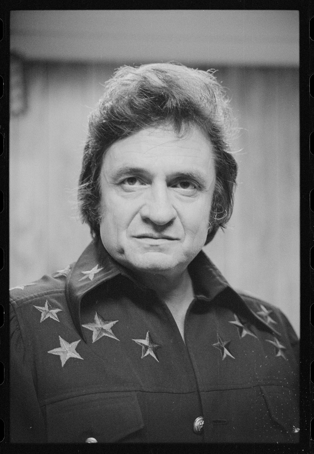 Johnny Cash photographed on tour in Owings Mills, Maryland, 1977, by Warren K. Leffler. Library of Congress. (Public Domain)