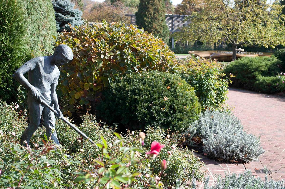 A statue of a boy gardener adorns the flower beds in the Chicago Botanic Garden. (<a href="https://commons.wikimedia.org/w/index.php?title=User:Monalisa310!&action=edit&redlink=1">Monalisa310!</a>/<a href="https://creativecommons.org/licenses/by-sa/4.0/deed.en">CC BY-SA 4.0</a>)