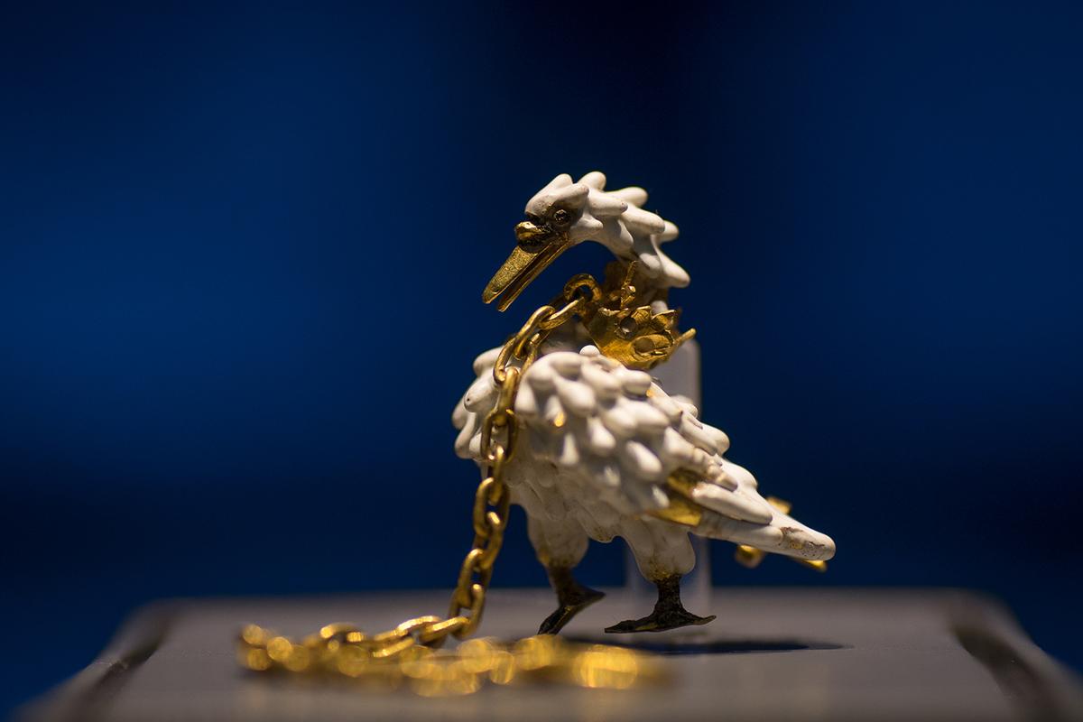 "Dunstable Swan Jewel," circa 1400, by an English or French jeweler. Gold, white and black enamel; 1 3/10 inches by 3 5/16 inches. The British Museum, London. (<a href="https://commons.wikimedia.org/wiki/File:British_Museum_-_Room_40_The_Dunstable_Swan_Jewel_(20223876379).jpg" target="_blank" rel="nofollow noopener">Paul Hudson</a>/<a href="https://creativecommons.org/licenses/by/2.0/deed.en" target="_blank" rel="nofollow noopener">CC BY 2.0</a>)