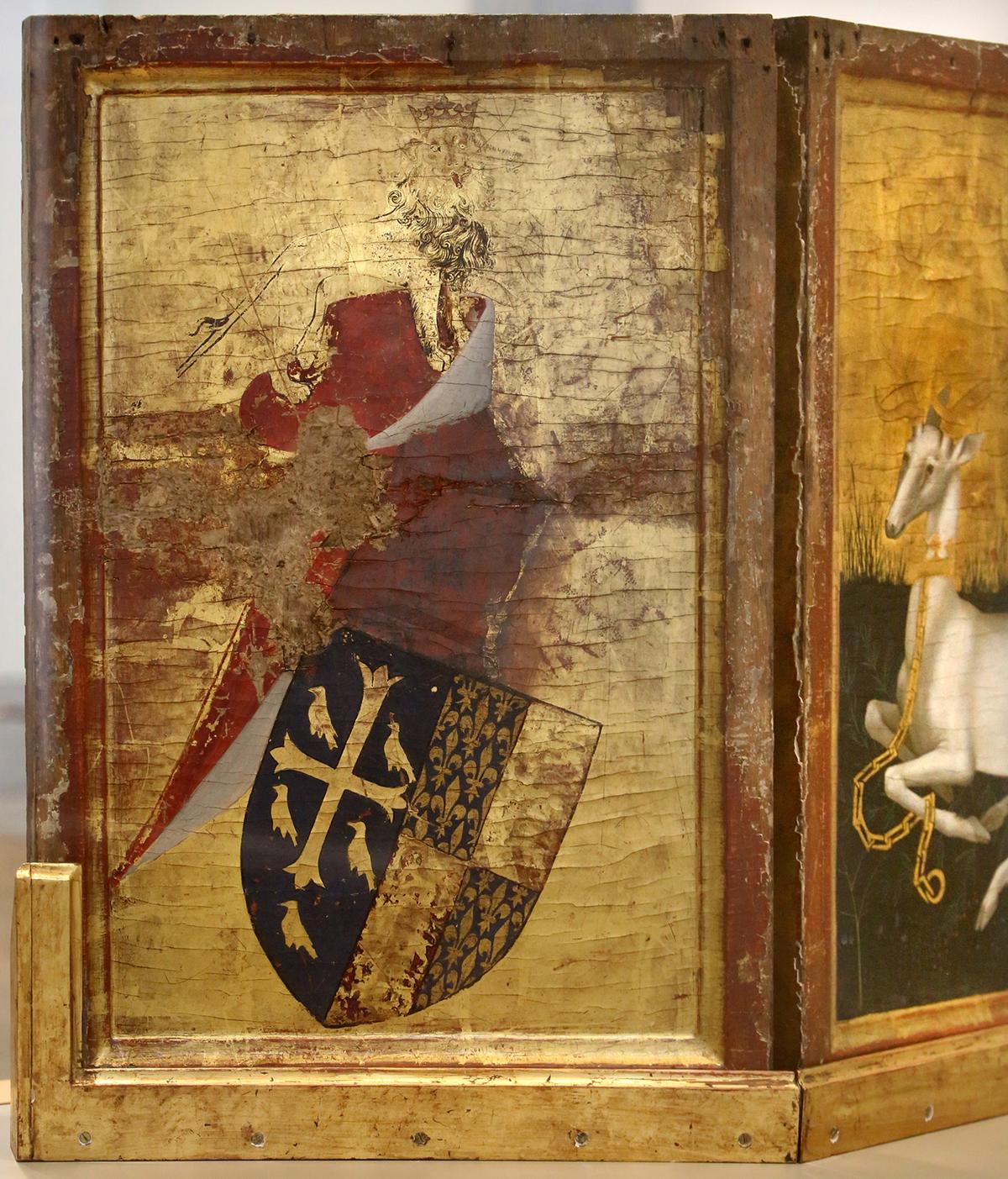 The folded outer panels of "The Wilton Diptych," featuring the English royal arms used by Richard II. (<a href="https://commons.wikimedia.org/wiki/File:Anonimo_inglese_o_francese,_dittico_wilton,_1395-99_ca._07_retro,_stemma.jpg" target="_blank" rel="nofollow noopener">National Gallery</a>/<a href="https://creativecommons.org/licenses/by/3.0/deed.en" target="_blank" rel="nofollow noopener">CC BY 3.0</a>))