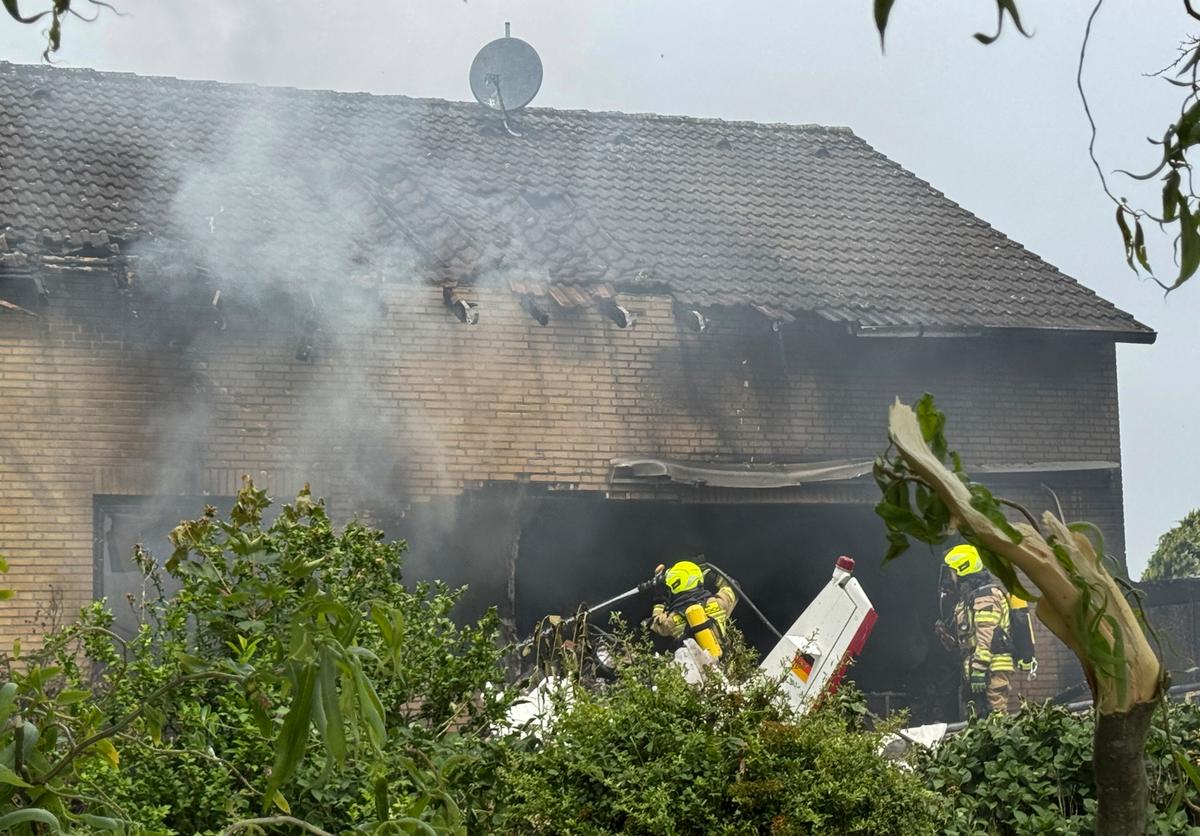 Small Plane Crashes Into Terrace of House in Germany; 2 Dead