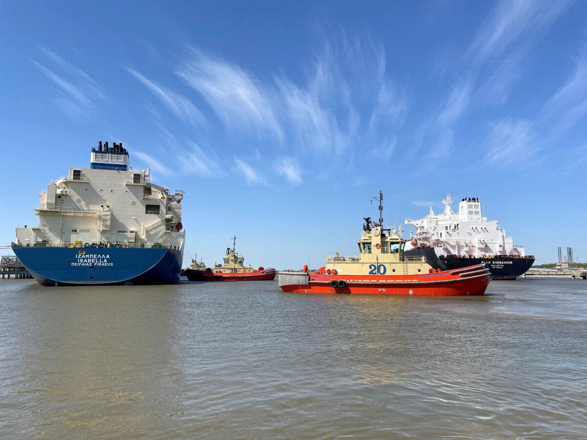 Interior Department Announces $200 Billion LNG Supply Agreements With Japan | USNN World News An LNG tanker is guided by tug boats at the Cheniere Sabine Pass LNG export unit in Cameron Parish, Louisiana, on April 14, 2022. (Marcy de Luna/Reuters)