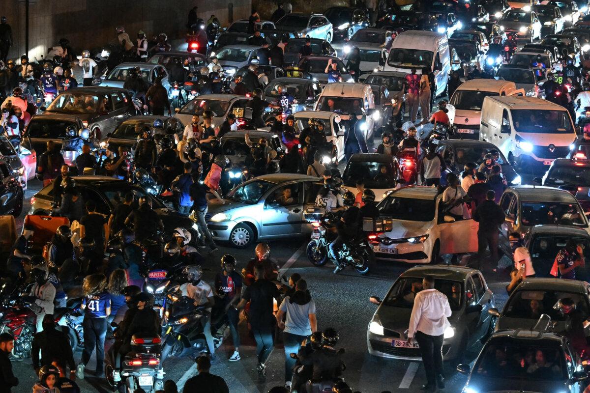 Paris Saint-Germain supporters and motorists halt on the Peripherique between Porte Maillot and Porte Champerret in Paris on June 1, 2025. (Lou Benoist/AFP via Getty Images)