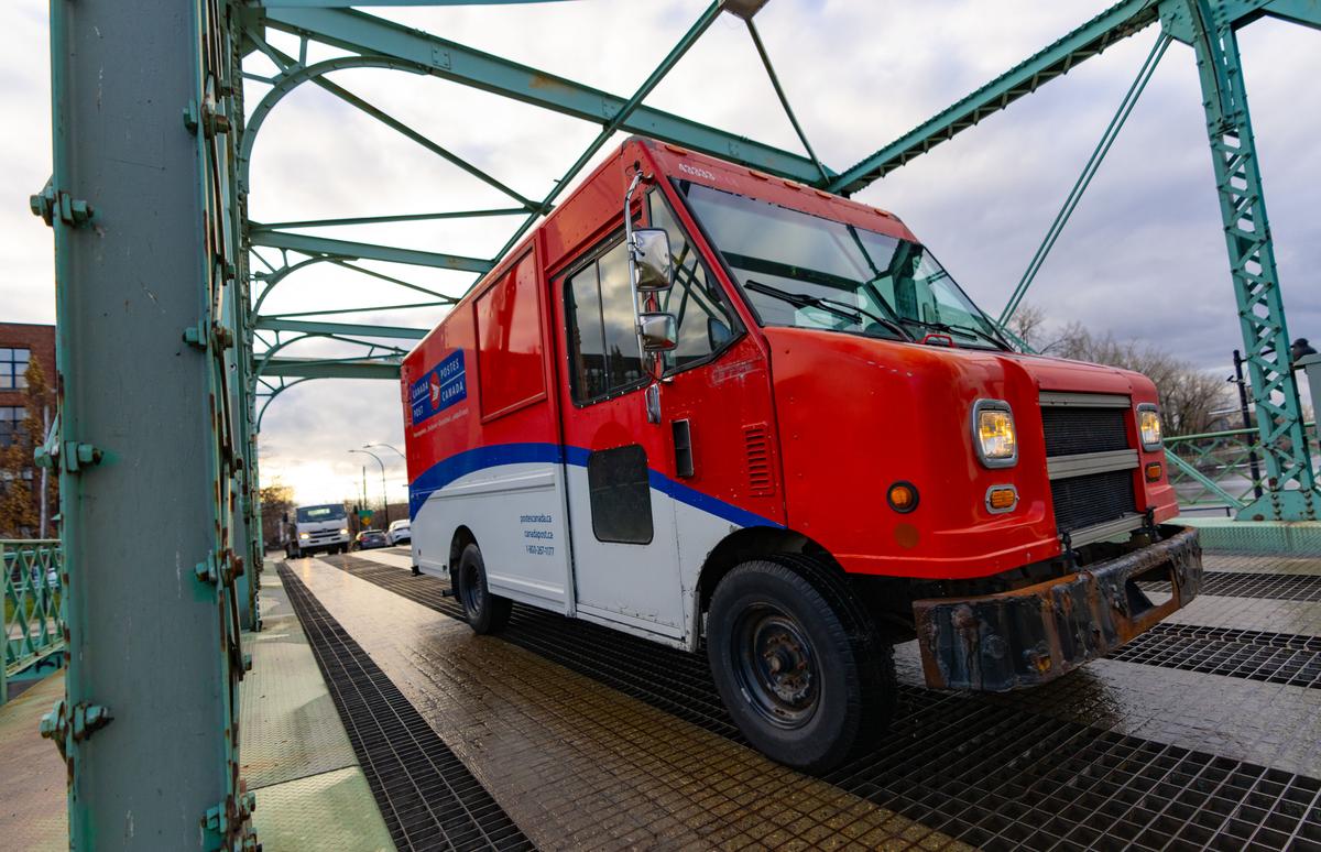 Jobs Minister Presses Canada Post, Workers to Reach a Deal