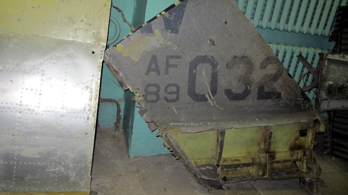 The fin structure from Scott O'Grady's F-16 on display in the museum of the Moscow Aviation Institute. (<a href="https://commons.wikimedia.org/wiki/User:Krassotkin">Krassotkin</a>/<a href="https://creativecommons.org/publicdomain/zero/1.0/deed.en">CC0</a>)