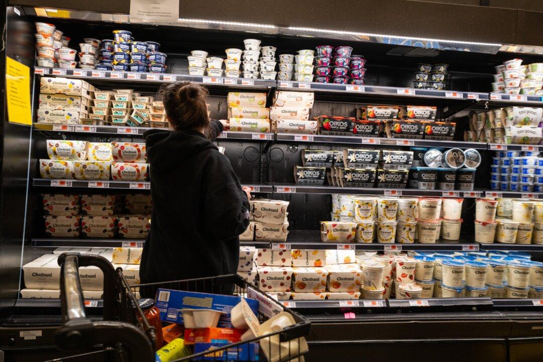 Consumer Spending Slows Amid Labor Market Cooling, Tariff Uncertainty: Fitch
