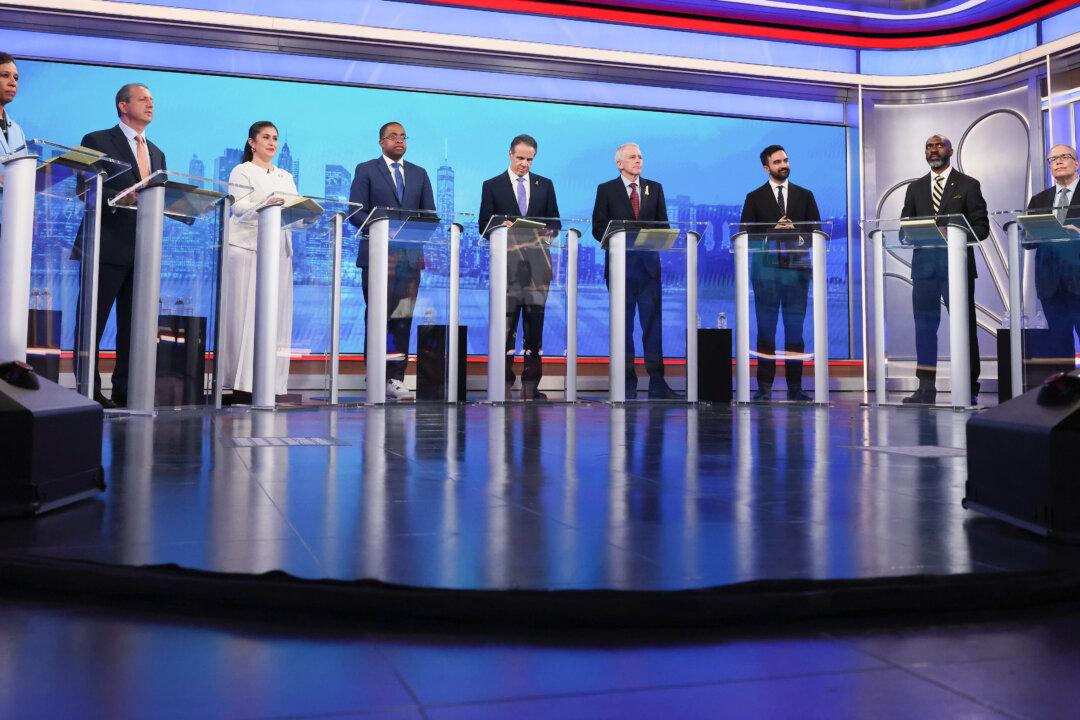 Schumer Declines to Endorse in NYC Mayor’s Race as AOC Backs Mamdani, Ex-Mayor Bloomberg Supports Cuomo