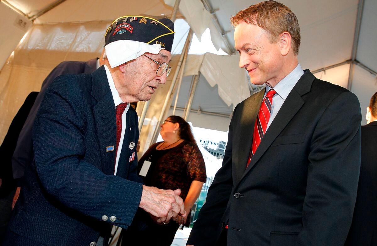 Sinise talks with a World War II veteran backstage at the 25th National Memorial Day Concert on May 25, 2014, in Washington, D.C. (Paul Morigi/Stringer/Getty Images)