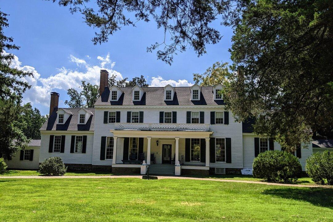 A front view of Sherwood Forest Plantation House in Charles City, Va. (<a href="https://commons.wikimedia.org/w/index.php?title=User:BakedintheHole&action=edit&redlink=1">bakedinthehole</a>/<a href="https://creativecommons.org/licenses/by-sa/4.0/deed.en">CC BY-SA 4.0</a>)