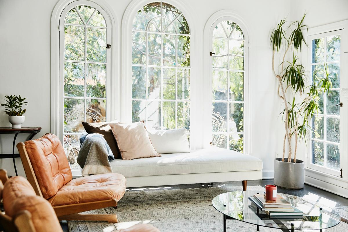Neutral, inviting furniture arrangements help buyers imagine entertaining or relaxing in the space. (Thomas Barwick/Getty Images)
