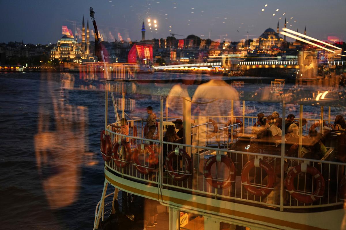 1 Killed and 19 Injured as a Hot Air Balloon Crashes in Central Turkey