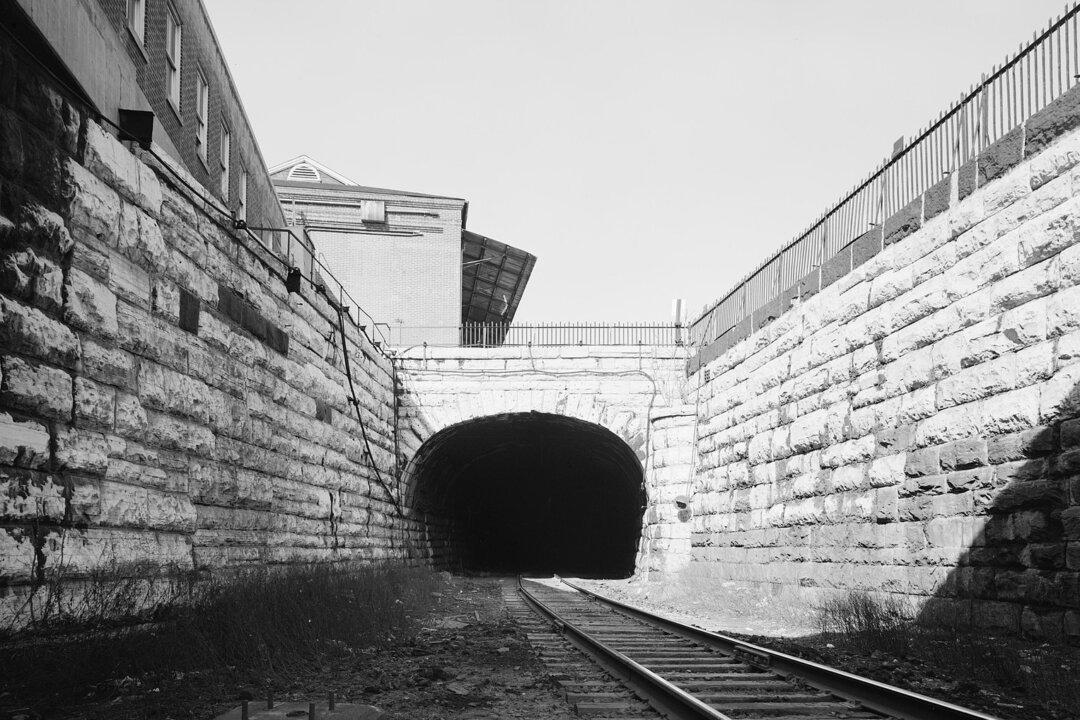 Public outcry over pollution from locomotives passing through the Howard Street tunnel spurred the development of electric trains. (Public Domain)