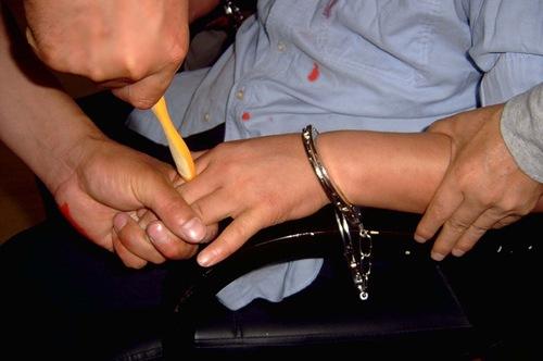 Torture Re-enactment: “Twisting Toothbrush Between Fingers.” (Courtesy of Minghui)