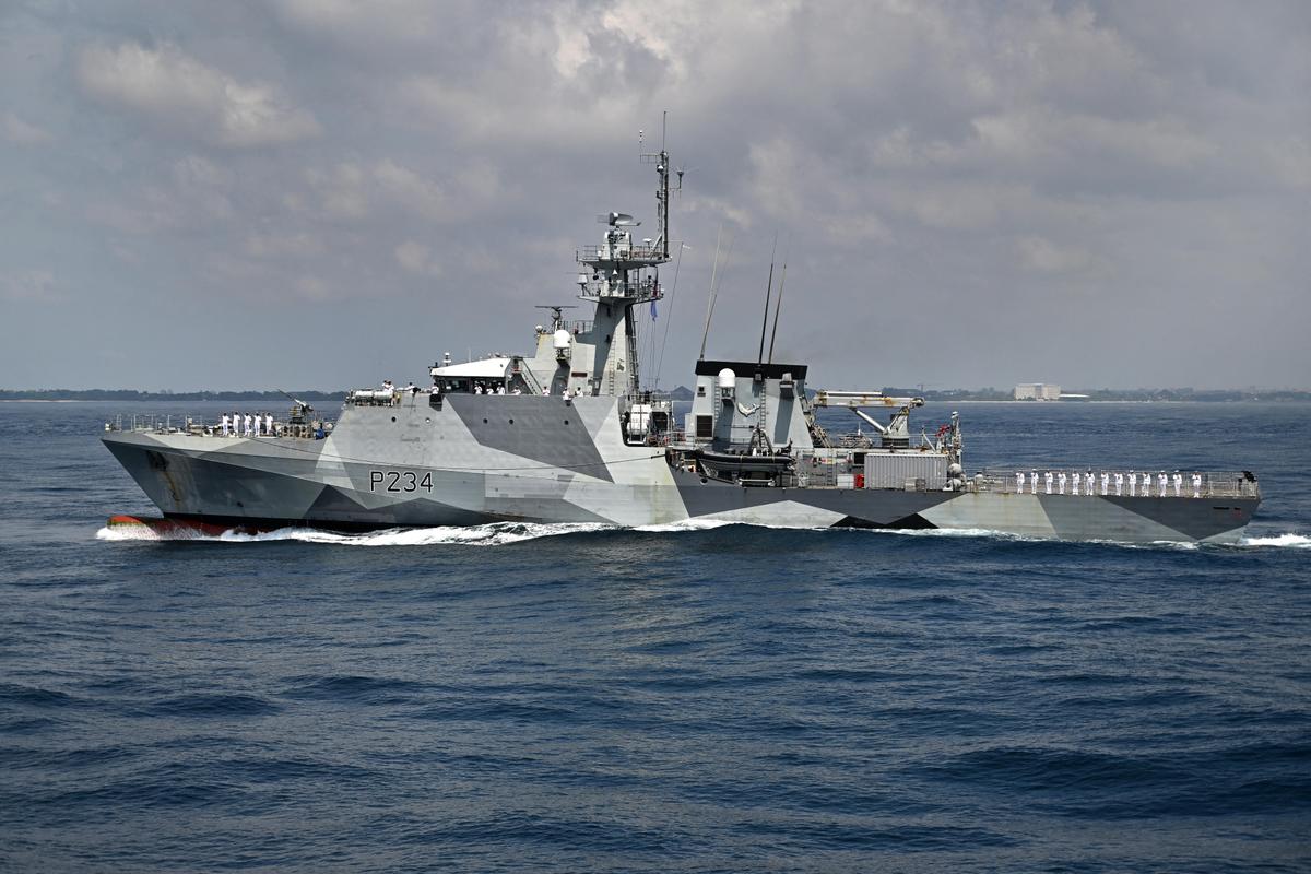 UK Royal Navy Passes Through Taiwan Strait, Angers China