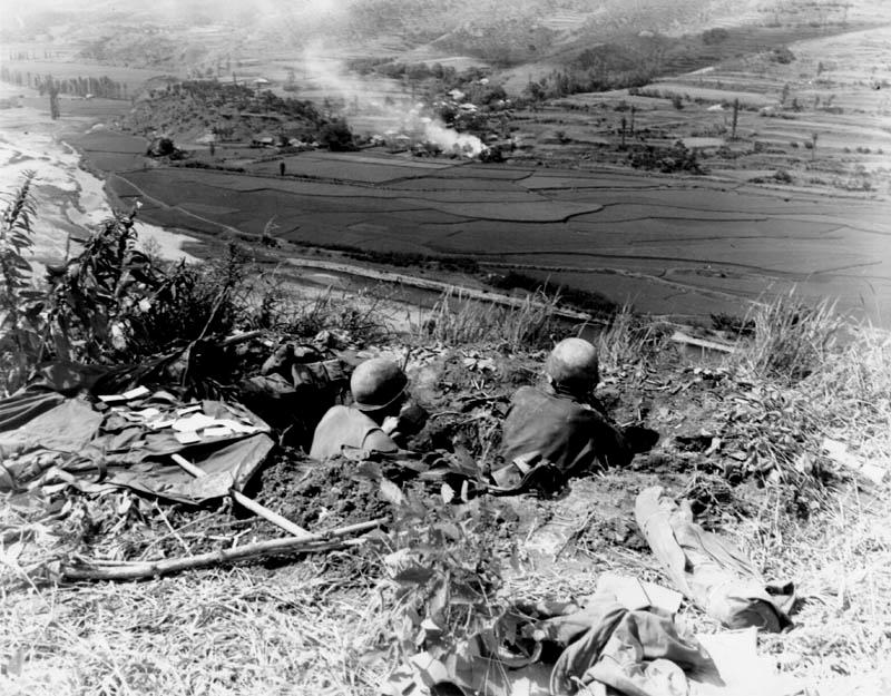 U.N. soldiers from the 27th U.S. Infantry await North Korean attacks across the Naktong River from positions on the Pusan Perimeter, September 1950. (Public Domain)