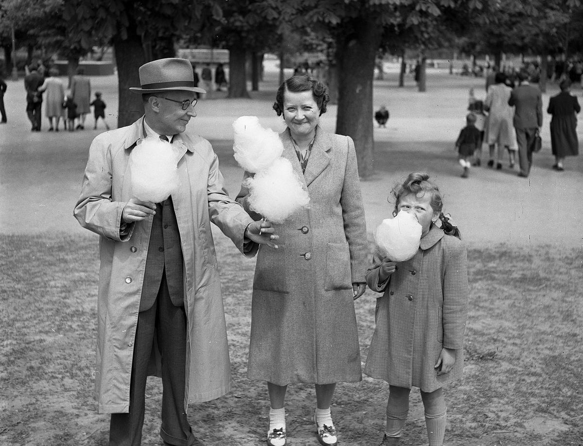 A family enjoys cotton candy in 1946. (<a href="https://commons.wikimedia.org/wiki/User:F%C3%A6">Lissák Tivadar</a>/<a href="https://creativecommons.org/licenses/by-sa/3.0/deed.en">CC BY-SA 3.0</a>)