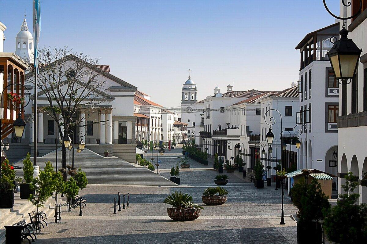 Ciudad Cayalá, Guatemala City, Guatemala. (<a href="https://estudiourbano.com.gt/urbanismo/paseo-cayala/">Vicente Aguirre</a>/ <a href="https://commons.wikimedia.org/wiki/File:05_Ciudad_Cayala_Front_View.jpg">Rebeca.ggv</a> /<a href="https://creativecommons.org/licenses/by-sa/4.0/">CC BY-SA 4.0</a>)