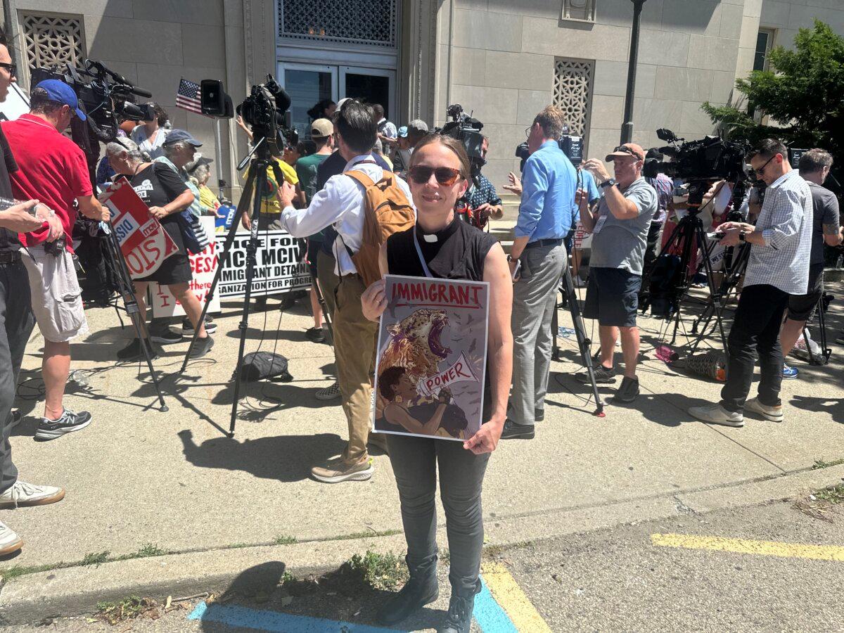Juli Bertalan, a supporter of Rep. LaMonica McIver (D-N.J.), outside the New Jersey federal courthouse in Newark, N.J., on June 25, 2025. (Juliette Fairley/The Epoch Times)