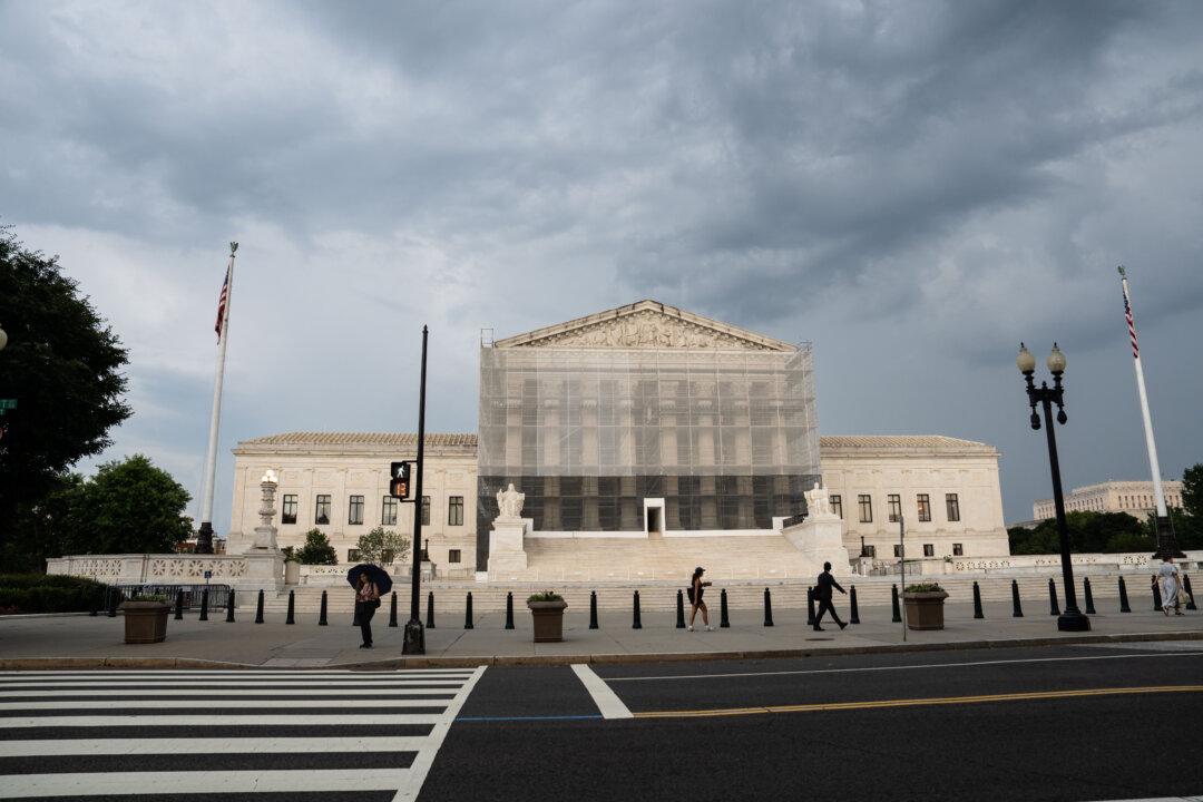 Trump Urges Supreme Court to Allow Firing of Biden Appointees at Consumer Commission