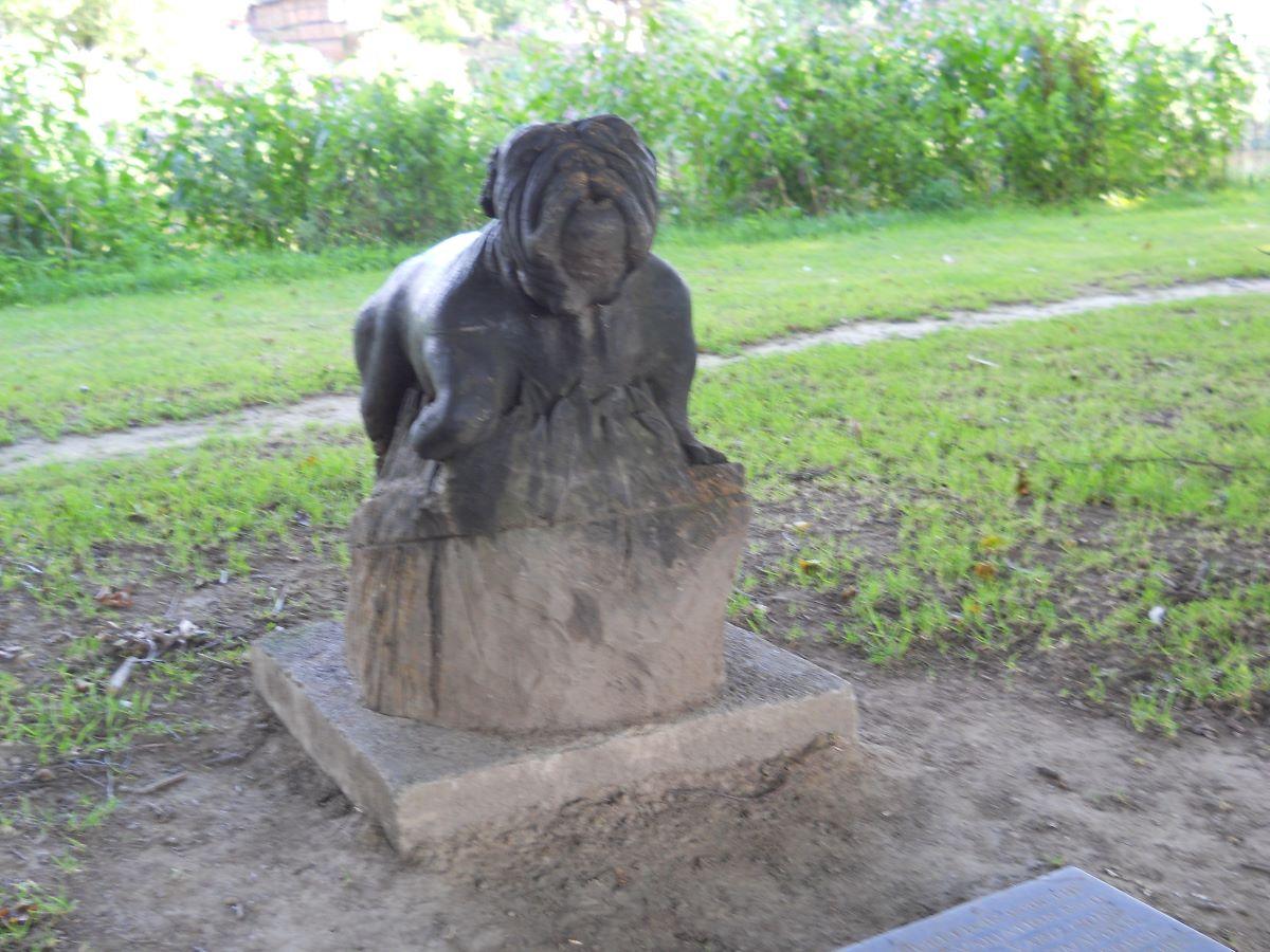 Sir Edward Elgar lived in Hereford, England, between 1904 and 1911. One of his "Enigma" variations was inspired by a bulldog named Dan falling into the River Wye at Hereford, and the dog is honored with a wooden statue beside the river. (<a href="https://commons.wikimedia.org/wiki/User:Billabong25">Billabong25</a>/<a href="https://creativecommons.org/publicdomain/zero/1.0/deed.en">CC0</a>)