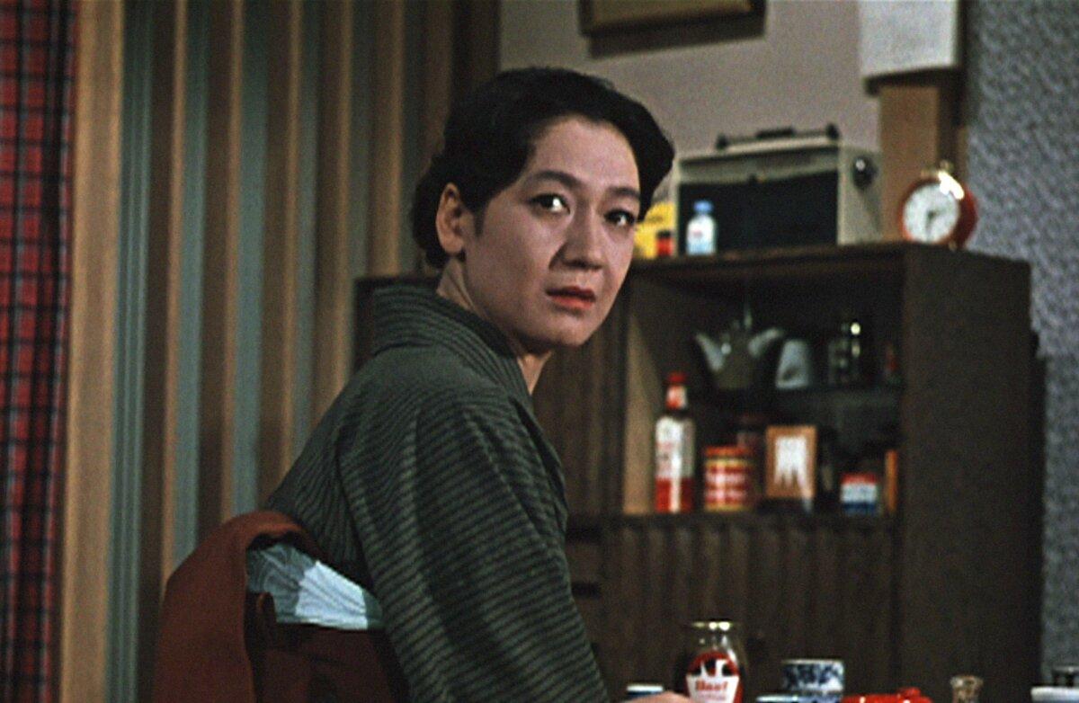 One of the few times Akiko Miwa (Setsuko Hara) isn’t smiling, in “Late Autumn.” (Shochiku)