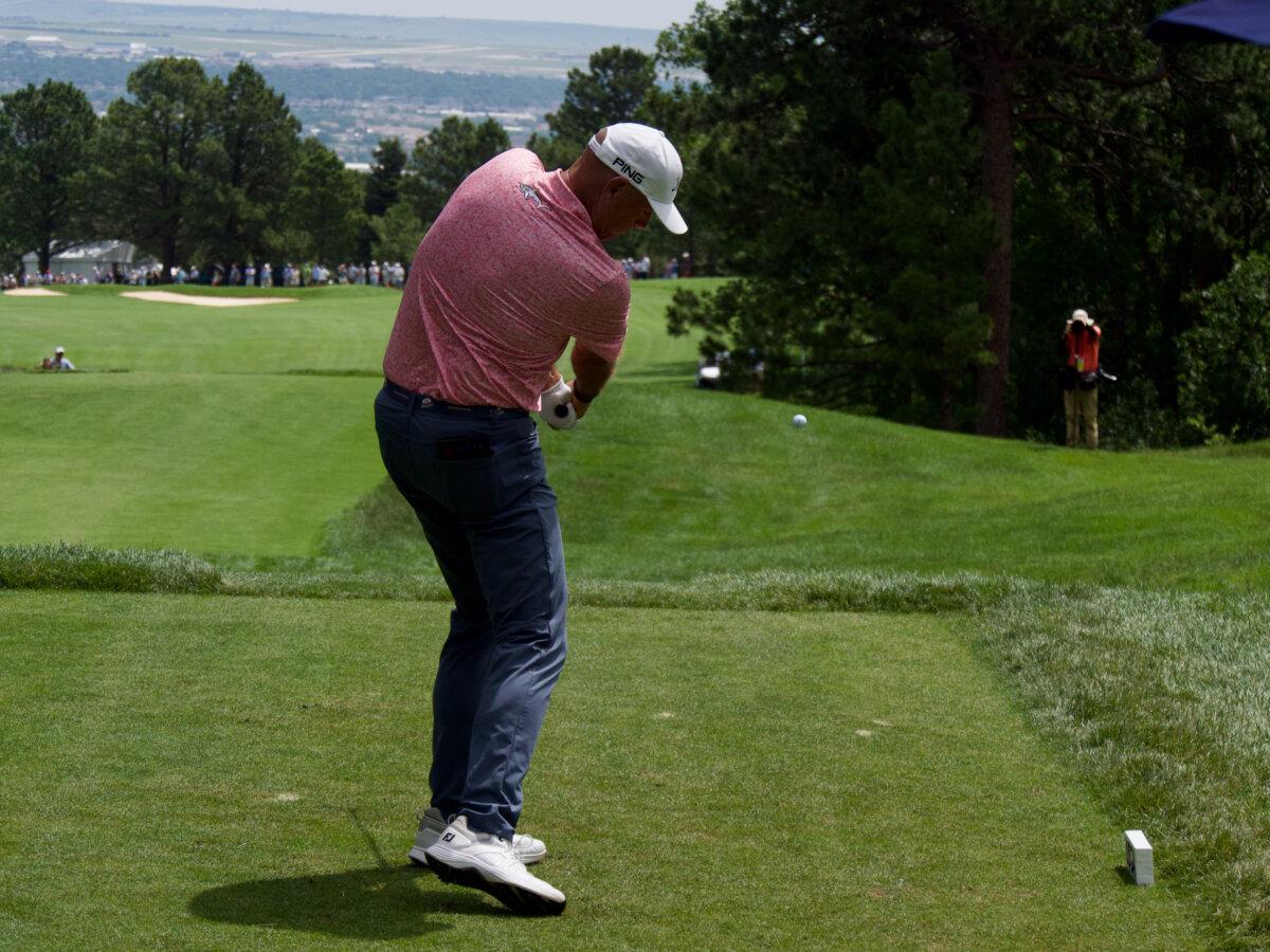 Padraig Harrington Wins His Second U.S. Senior Open at the Broadmoor 2 Stewart Cink tees off during the final round of the U.S. Senior Open at the Broadmoor Golf Club in Colorado Springs, Colo., on June 29, 2025. (Travis Gillmore/The Epoch Times)