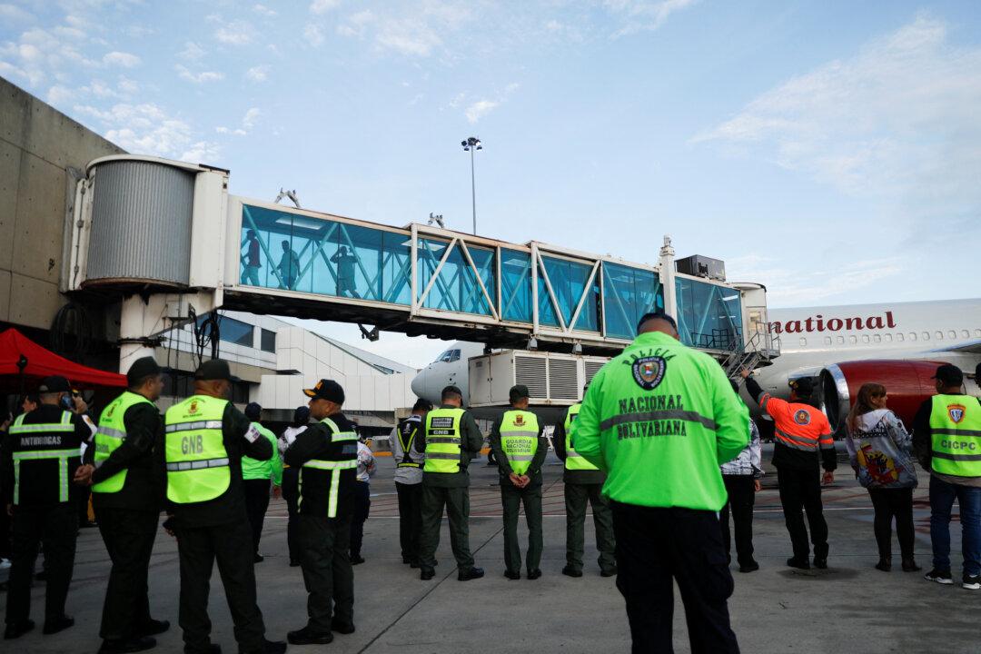 Appeals Court Pauses Order Granting Due Process to Venezuelan Deportees