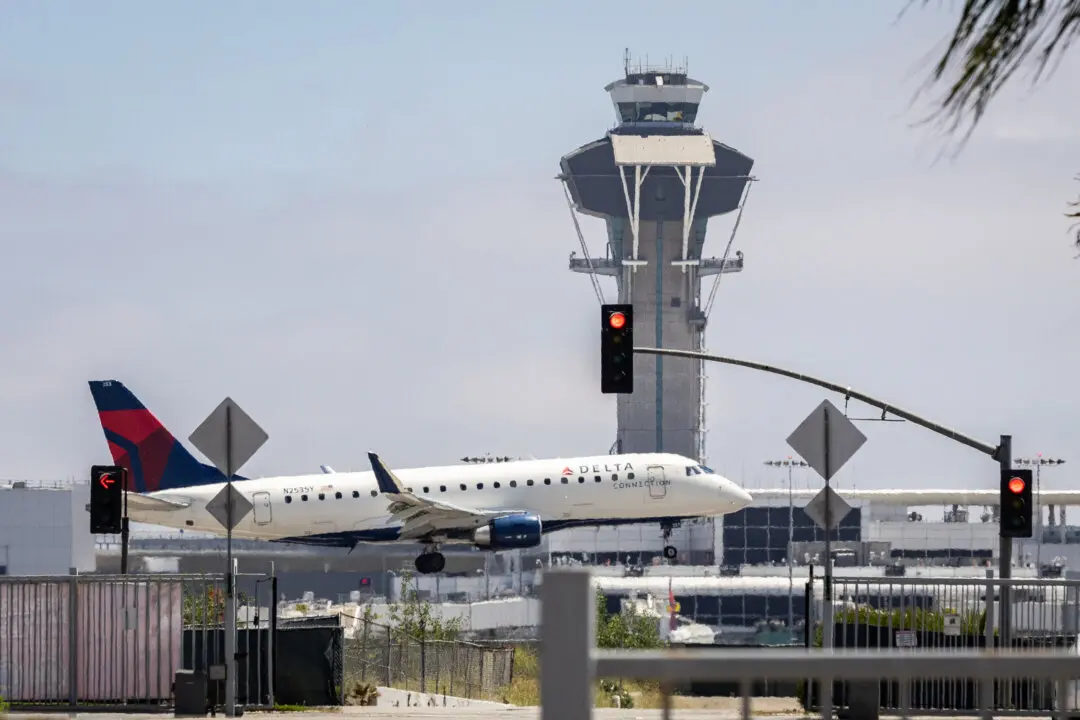 US Airports Hit With Hours-Long Delays Due to ‘Staffing Issues’ Amid Government Shutdown