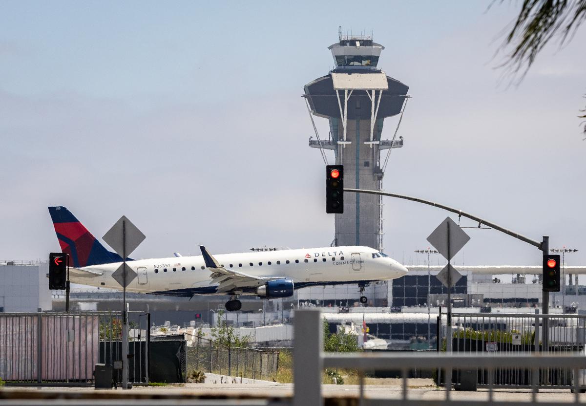 US Airports Hit With Hours-Long Delays Due to ‘Staffing Issues’ Amid Government Shutdown