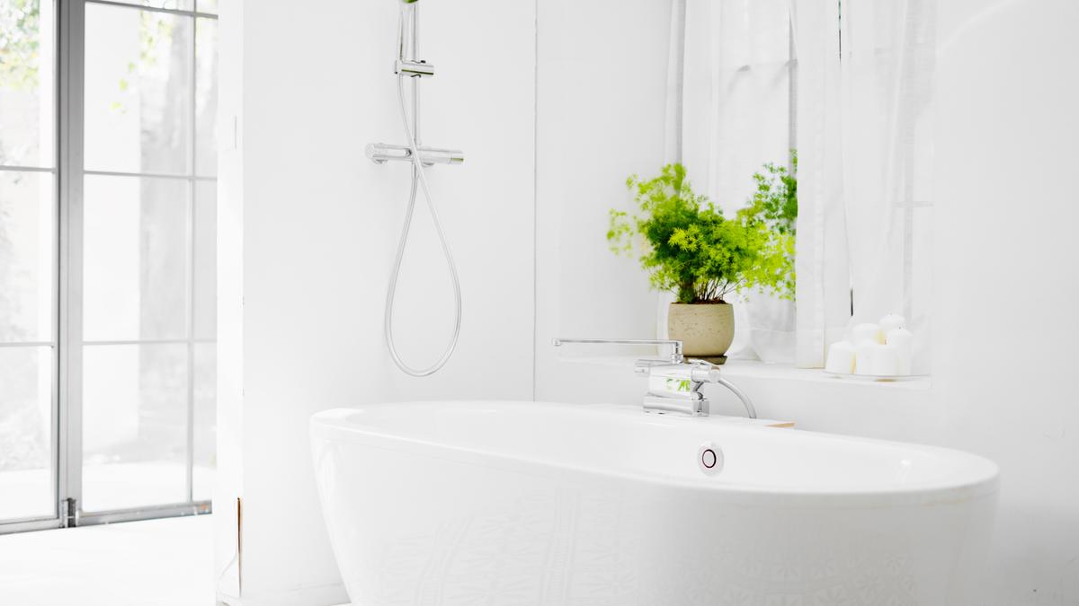 3 Ways to Clean a Bathtub That Are Easy on the Back and Knees