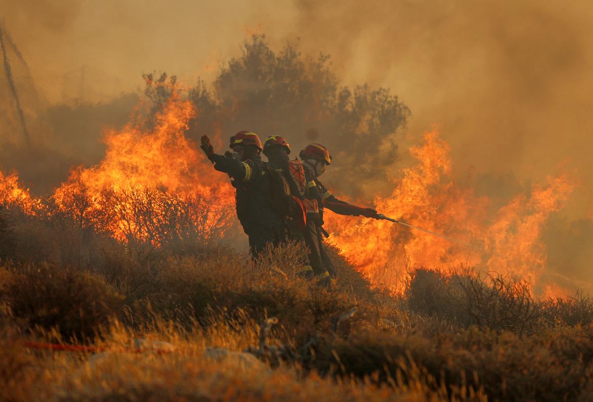Hotels, Homes Evacuated on Greek Island of Crete as Wildfire Burns Out of Control