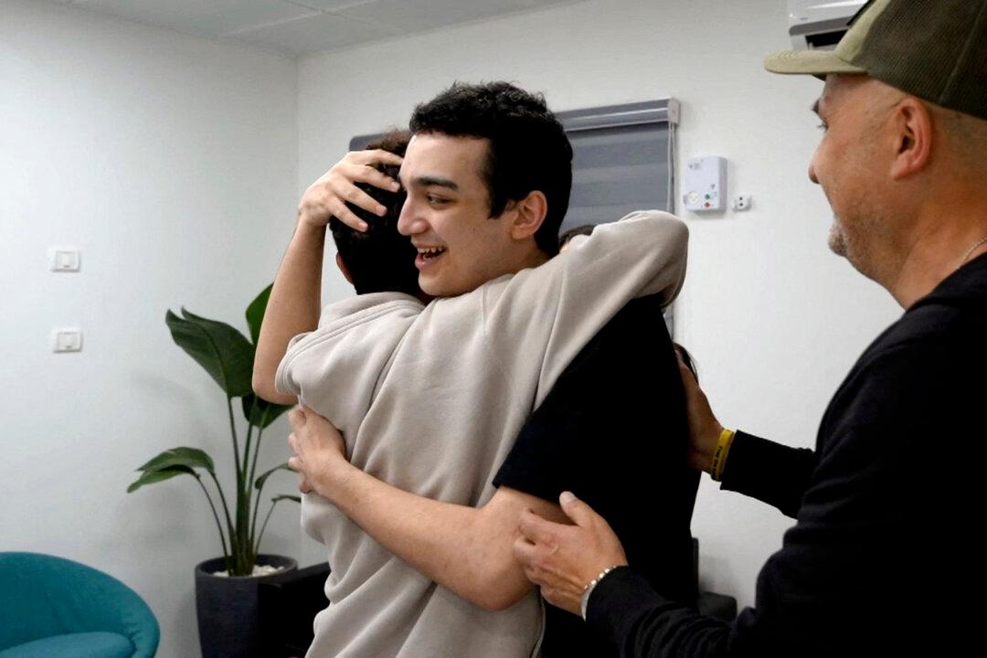 American Hostage Freed From Gaza Meets Trump at White House