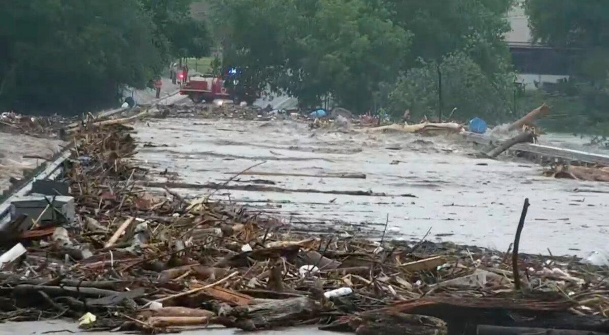 El agua sube debido a las graves inundaciones a lo largo del río Guadalupe en el condado de Kerr, Texas, el 4 de julio de 2025. (KSAT vía AP)