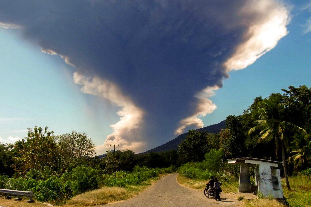 Indonesian Volcano Erupts Again, Flights Disrupted