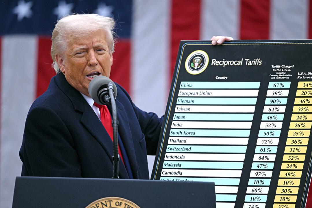 Trump to Extend Tariff Deadline to Aug. 1, Keep Rates at 10 Percent During Talks