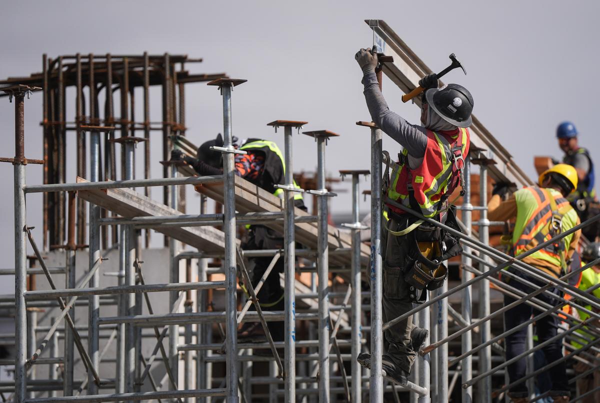 Canadians Will See Wages Pick up as Immigration Slows, Conference Board Argues