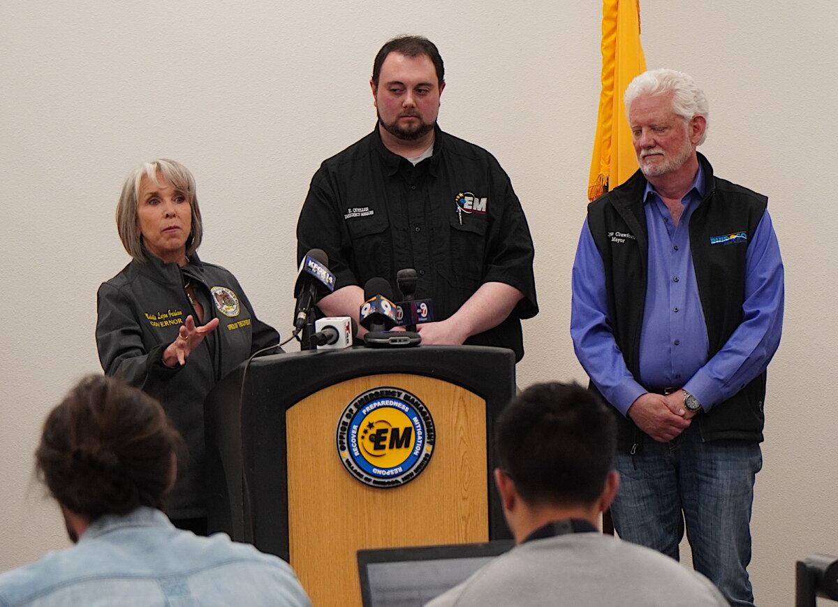 New Mexico Gov. Michelle Lujan Grisham (L) and Ruidoso, N.M., Village Mayor Lynn Crawford (R) address a press conference in Ruidoso on July 10, 2025. (Allan Stein/The Epoch Times)
