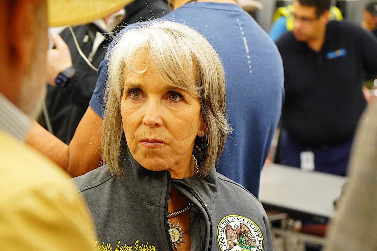 New Mexico Gov. Michelle Lujan Grisham (R) speaks with a Lincoln County official during a press briefing in Ruidoso, N.M., on July 10, 2025. (Allan Stein/The Epoch Times)