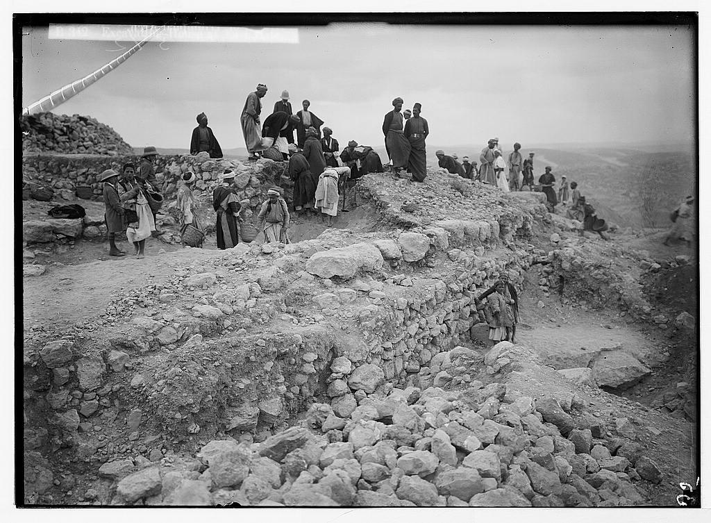 Excavations at Tell Beit Mirsim in 1926. Excavating the house at east gate. Library of Congress. (Public Domain)