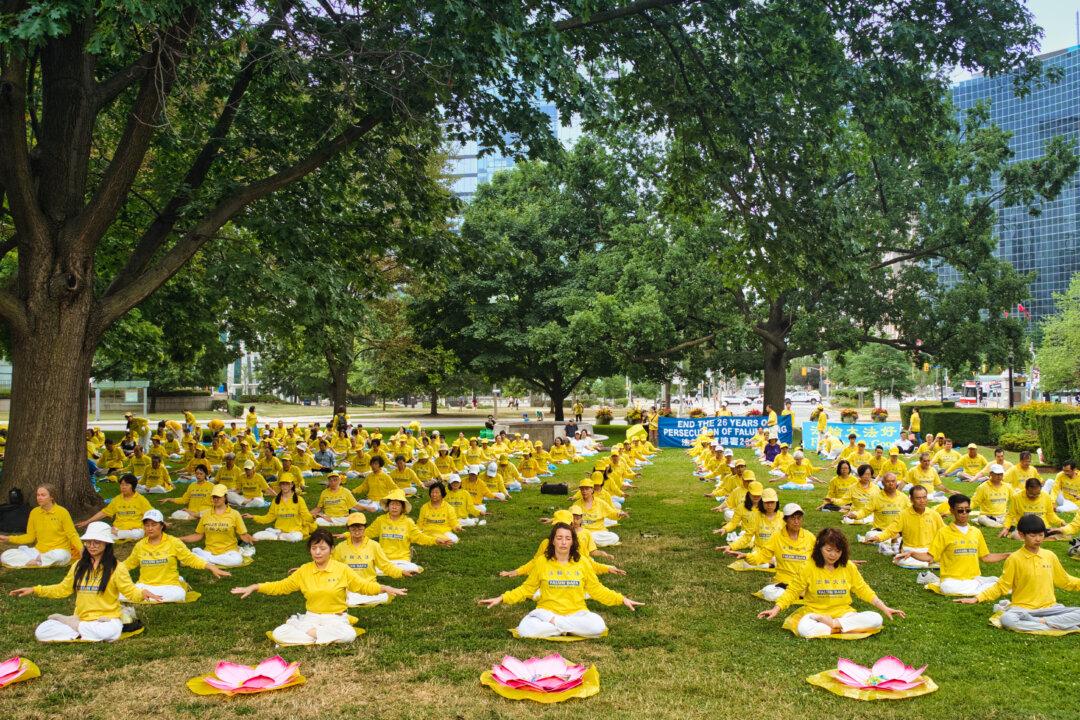 ‘We Remember Those Lives That Were Lost’: Hundreds Gather in Toronto to Call for End to 26-Year Persecution of Falun Gong