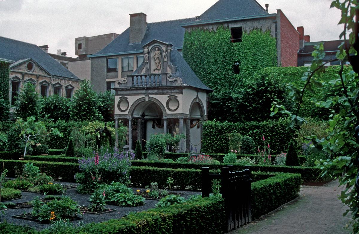 The Baroque garden outside Rubens's House in Antwerp, Belgium. (<a href="https://commons.wikimedia.org/wiki/File:GARDENS_IN_THE_RUBENS_HOUSE_-_ANTWERP.jpg" target="_blank" rel="nofollow noopener">Jerrye and Roy Klotz MD</a>/<a href="https://creativecommons.org/licenses/by-sa/3.0/deed.en" target="_blank" rel="nofollow noopener">CC BY-SA 3.0</a>)