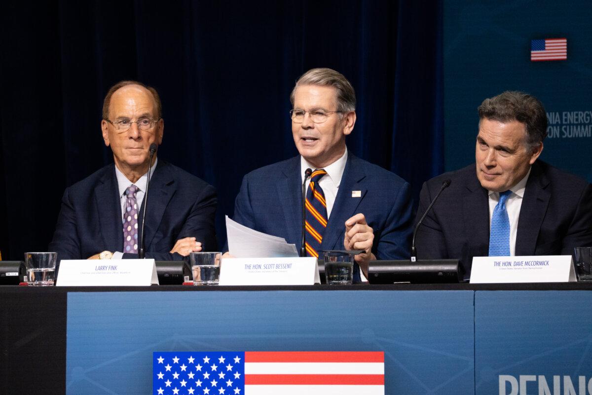 BlackRock CEO Larry Fink (L), Secretary of the Treasury Scott Bessent (C), and Sen. Dave McCormick (R-Pa.) (R) at the Pennsylvania Energy and Innovation Summit in Pittsburgh on July 15, 2025. (Samira Bouaou/The Epoch Times)