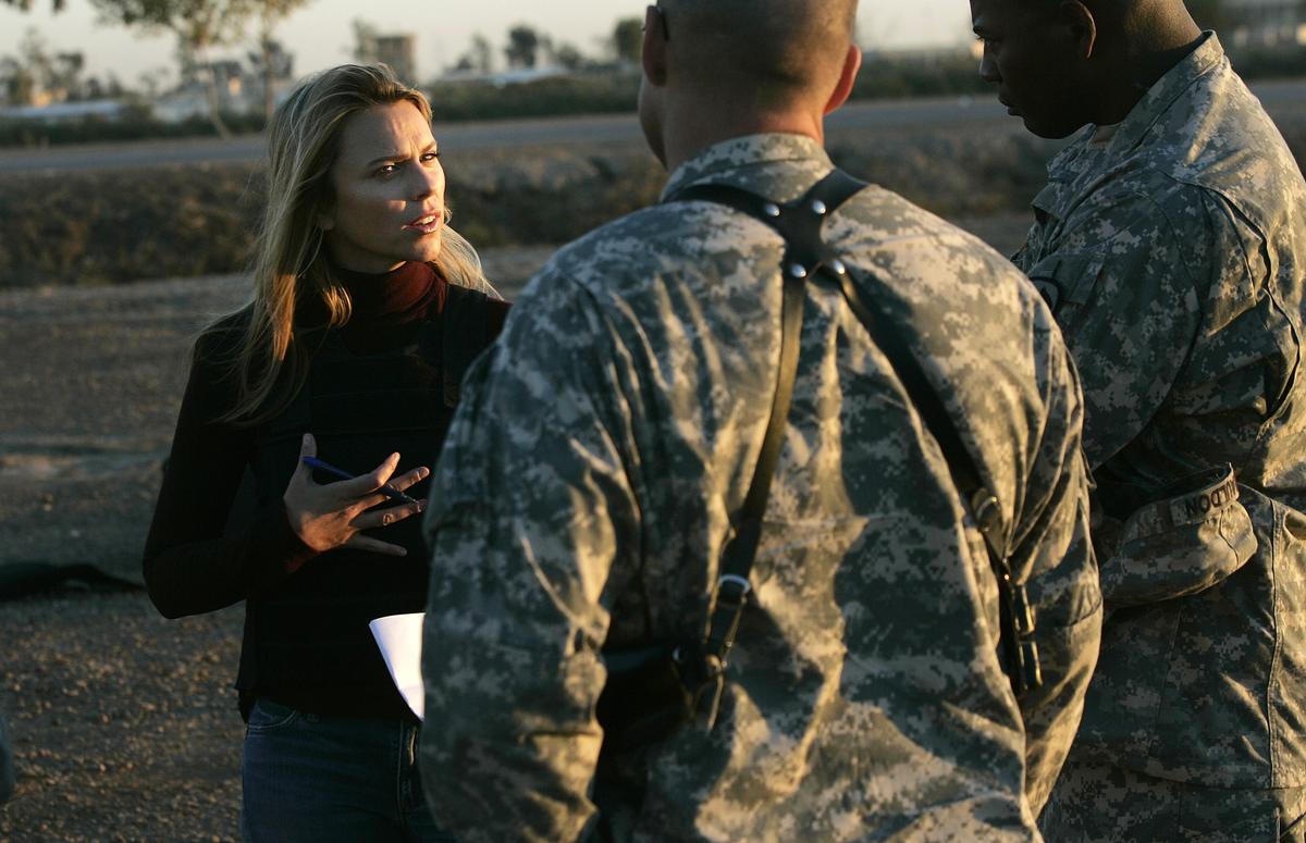 Journalist Lara Logan of CBS News questions U.S. Soldiers in Camp Victory in Baghdad, Iraq, Nov. 17, 2006. (Chris Hondros/Getty Images)